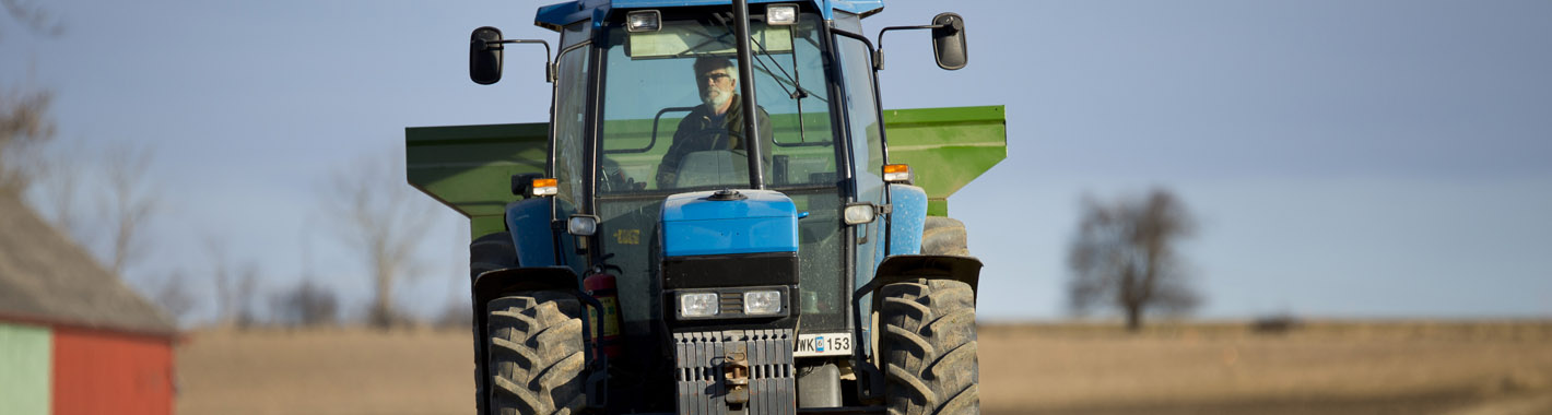 Traktor med gödningsspridare