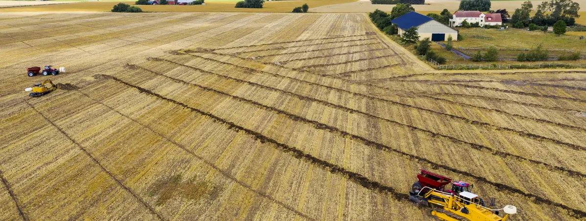 Fält med en täckdikningsplog