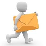 skiss på man som går med ett stort kuvert